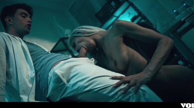 Zvrhlá doktorka si užila so svojím parťákom z labáku a potom ho pohltila svojou kundou