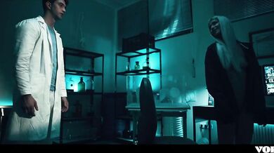 Zvrhlá doktorka si užila so svojím parťákom z labáku a potom ho pohltila svojou kundou