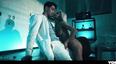 Zvrhlá doktorka si užila so svojím parťákom z labáku a potom ho pohltila svojou kundou