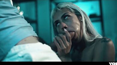 Zvrhlá doktorka si užila so svojím parťákom z labáku a potom ho pohltila svojou kundou