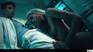 Zvrhlá doktorka si užila so svojím parťákom z labáku a potom ho pohltila svojou kundou