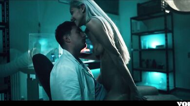 Zvrhlá doktorka si užila so svojím parťákom z labáku a potom ho pohltila svojou kundou