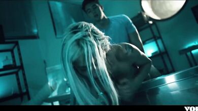 Zvrhlá doktorka si užila so svojím parťákom z labáku a potom ho pohltila svojou kundou