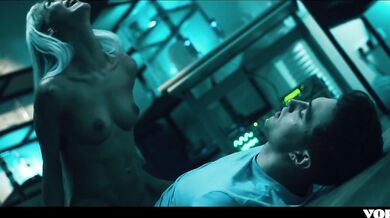 Zvrhlá doktorka si užila so svojím parťákom z labáku a potom ho pohltila svojou kundou