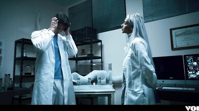 Zvrhlá doktorka si užila so svojím parťákom z labáku a potom ho pohltila svojou kundou