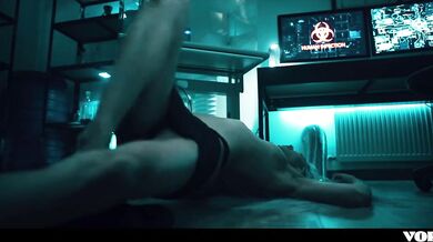 Zvrhlá doktorka si užila so svojím parťákom z labáku a potom ho pohltila svojou kundou