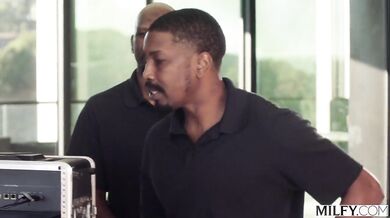 Žhavá domáca panička Melissa Stratton v drsnom double teame s dvoma černochmi s masívnymi nástrojmi