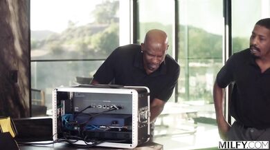 Žhavá domáca panička Melissa Stratton v drsnom double teame s dvoma černochmi s masívnymi nástrojmi