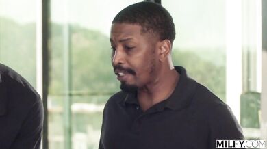 Žhavá domáca panička Melissa Stratton v drsnom double teame s dvoma černochmi s masívnymi nástrojmi