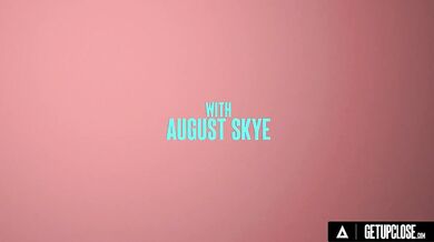 August Skye s luxusnými kozami dostala naostro a potom cumshot priamo na ksicht