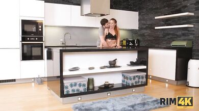 Sexy manželka dopriala opravárovi rimjob a potom sa nechala poriadne vydrieť