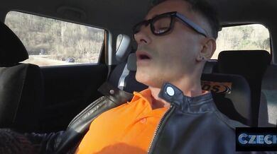 Nadržaná Zeyne P si to nechala poriadne rozdať na zadnom sedadle