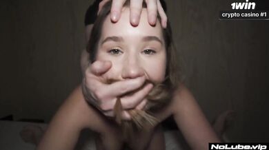 Nadržaní borci si jeden po druhom podávajú túto prsnatú mladicu