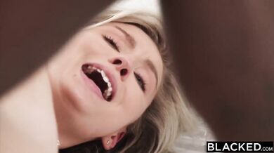 Nadržaná blondínka Emma Sirus si nechala poriadne pretiahnuť telo čiernym čurákom