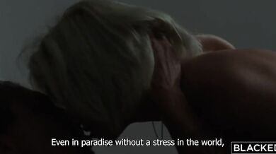 Nadržaná blondínka Emma Sirus si nechala poriadne pretiahnuť telo čiernym čurákom