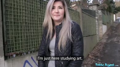 Mladá blondína si nechala vystriekať nálož do kundy