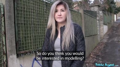 Mladá blondína si nechala vystriekať nálož do kundy