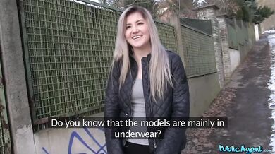 Mladá blondína si nechala vystriekať nálož do kundy