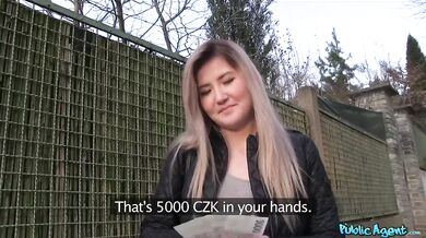 Mladá blondína si nechala vystriekať nálož do kundy