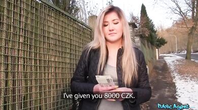 Mladá blondína si nechala vystriekať nálož do kundy