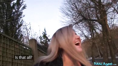 Mladá blondína si nechala vystriekať nálož do kundy