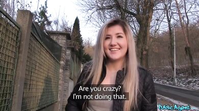 Mladá blondína si nechala vystriekať nálož do kundy