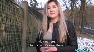 Mladá blondína si nechala vystriekať nálož do kundy