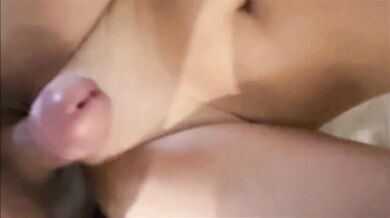 Nadržaná nevlastná sestra sa ku mne pritúlila v posteli na dovolenke