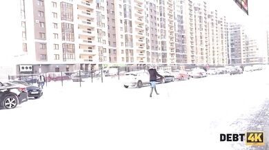 Nádherná Alice Klay s chuťou vyfajčila a ošukala úžerníka, aby splatila dlh