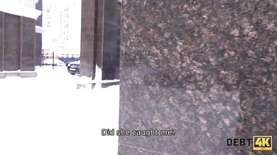 Nádherná Alice Klay s chuťou vyfajčila a ošukala úžerníka, aby splatila dlh