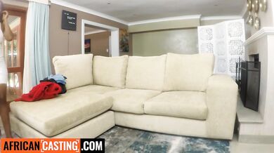 Stydlivá africká mladica a jej prvý drsný zásun obřím bielym pérom