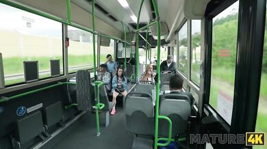 Rozdala si to s borcom priamo v MHD a skákala mu na pére