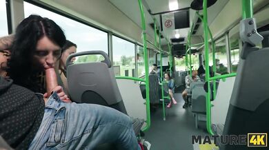 Rozdala si to s borcom priamo v MHD a skákala mu na pére