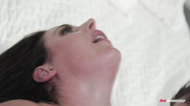 Šéfka s veľkými prsiami Angela White si uväznila kolegu medzi stehnami