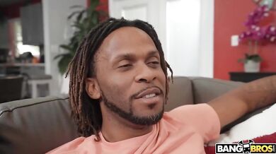 Josie Tucker ukazuje svoj tesný análny otvor a potom dostane náloženo