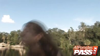 Candy sa urobila s gumovým mackom priamo v aute