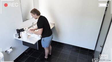 Nevlastná ségra ho najskôr trochu poškádlila a potom si nechala poriadne vylízať a ošukať kundu