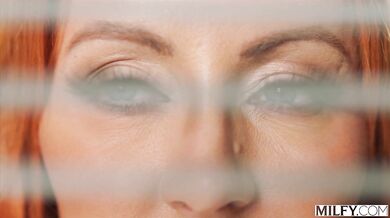 Panička s poriadnymi dudami si užila drsné mrdanie