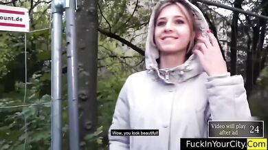 Takto túto nadržanú milfku s veľkým výstrihom niekto v klube drsne ošustil