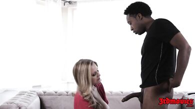 Julia Ann si nechala poriadne a hlboko ošúkať kundu