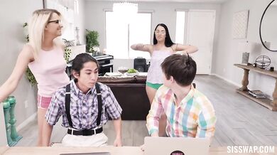 Slušniačky a ich drsné mrdanie v štvorke s dvoma borcami