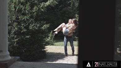 Lilit Sweet a jej drsné prvé mrdanie do análu vonku v prírode