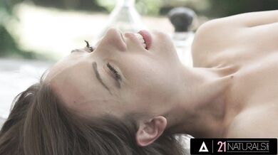 Lilit Sweet a jej drsné prvé mrdanie do análu vonku v prírode