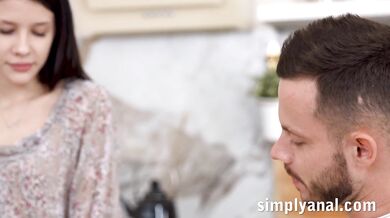 Viola Weber si nechala poriadne a hlboko roztiahnuť prdel na kuchynskej linke