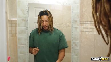 Čokoládová kráska s veľkými kozami a jej análne šukanie