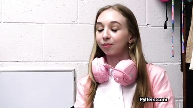 Mladá baba v ružovom outfite a jej vyšukanie od strážnika v nákupnom centre