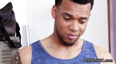 Prsatá trénerka s pevnou postavou a jej mrdanie medzi kozami s BBC