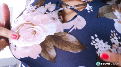 Mladá nadržaná mačička a jej žhavé prstenie mokrej štrbiny