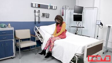 Nadržaná pacientka a jej vášnivé šukanie s lekárom v ordinácii