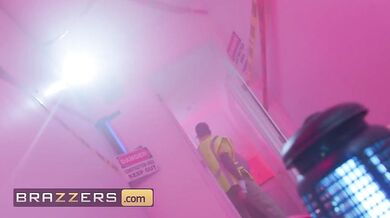 Sexy robotka a jej vášnivé rajtovanie na klacku aj prehĺtanie semena